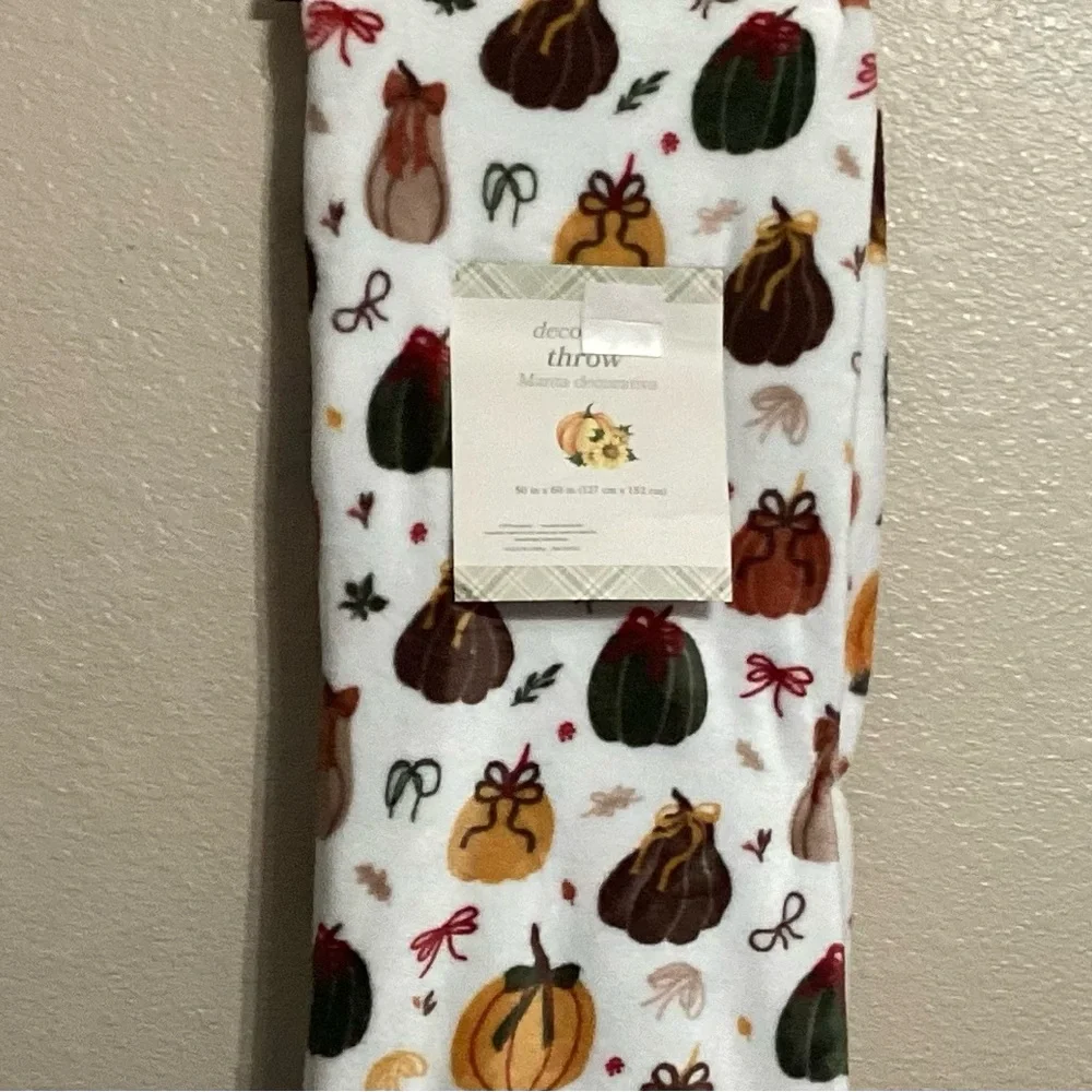Fall Pumpkins & Gourds Patterned Plush Throw